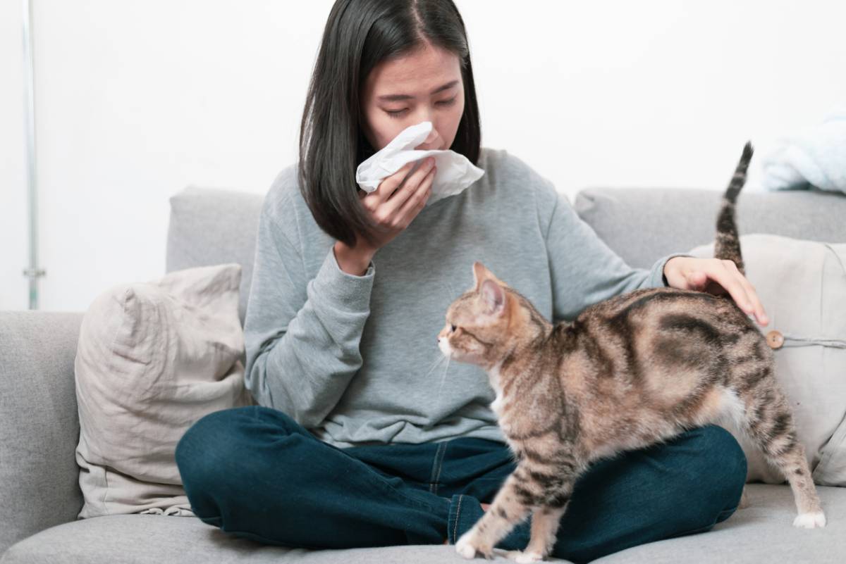 woman managing her allergies while living with a pet